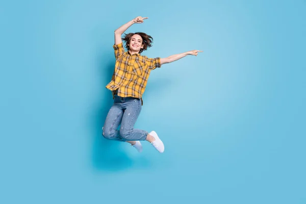 Foto de senhora confiável salto direto dedo vazio espaço desgaste xadrez camisa jeans sapatos isolado azul cor fundo — Fotografia de Stock