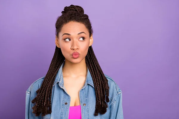 Retrato de menina atraente olhando para o lado cópia espaço pensamento pout lábios isolados sobre brilhante roxo violeta vermelho cor de fundo — Fotografia de Stock