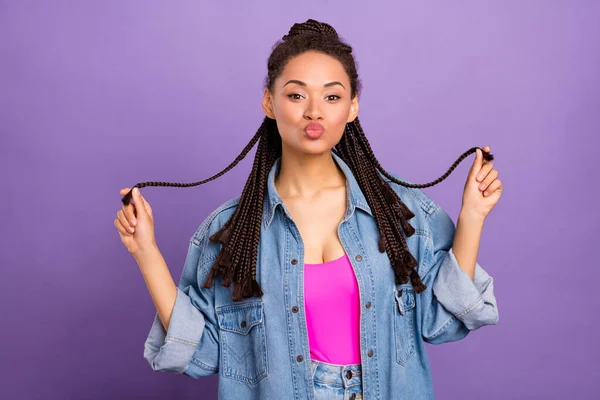 Foto de joven atractiva chica negra pucheros labios enviar aire beso celebrar colas aislado sobre violeta color de fondo —  Fotos de Stock