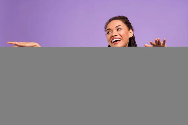 Retrato de menina alegre legal atraente dançando ter tempo livre divertido isolado sobre brilhante roxo violeta fundo de cor vermelha — Fotografia de Stock