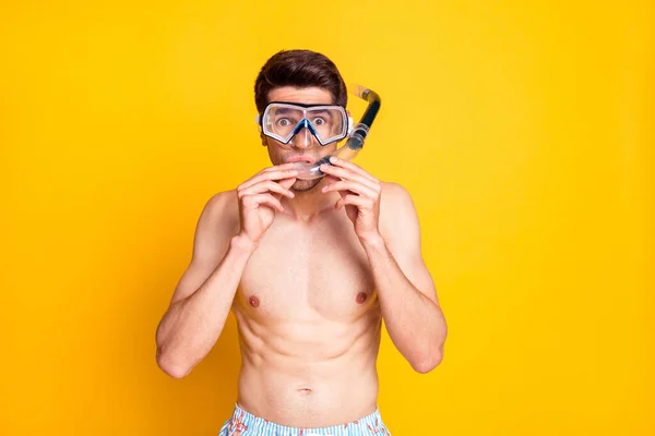 Photo de doux excité jeune gars torse nu masque prêt plongée isolé couleur jaune arrière-plan — Photo