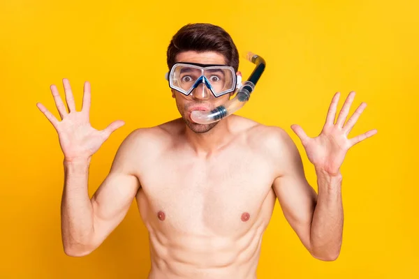 Photo de choqué funky jeune homme torse nu porter masque de plongée bras montant isolé couleur jaune arrière-plan — Photo