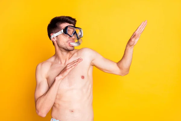 Photo de jeune homme assez drôle torse nu porter des lunettes de plongée dansant isolé fond de couleur jaune — Photo