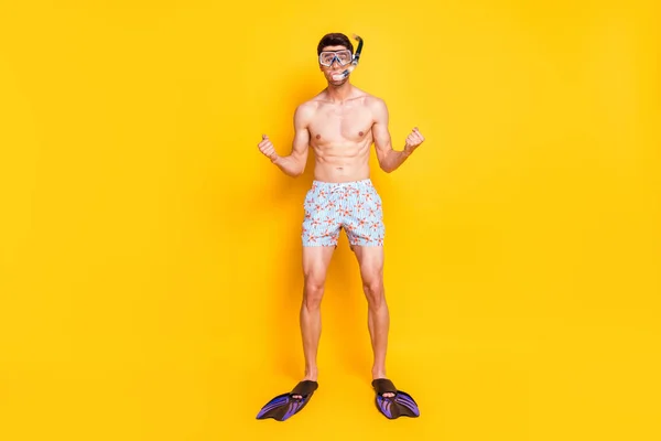 Lunghezza completa dimensione del corpo vista di attraente ragazzo funky indossare strumenti subacquei stagione dell'acqua isolato su sfondo di colore giallo brillante — Foto Stock