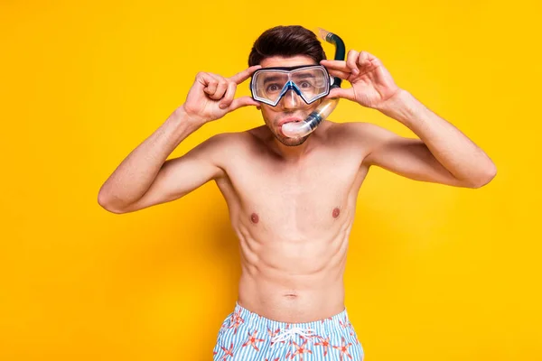 Photo de drôle impressionné jeune homme nu torse bras plongée lunettes vous regarder isolé fond de couleur jaune — Photo