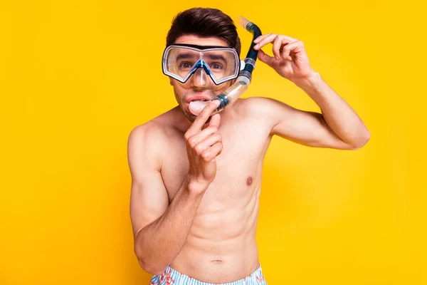 Foto di fresco attraente giovane ragazzo senza maglietta usura maschera subacquea braccia tubo isolato colore giallo sfondo — Foto Stock