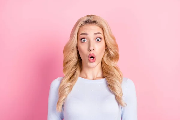 Foto di stupito scioccato stupito giovane donna reazione notizie isolato su sfondo di colore rosa pastello — Foto Stock