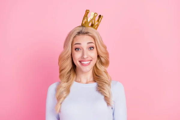 Photo of cheerful young excited woman wear crown queen smile isolated on pastel pink color background — Stock Photo, Image