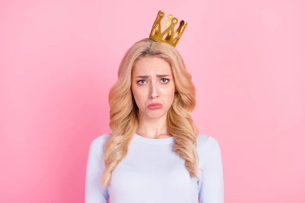 Foto de infeliz chateado jovem mulher usar coroa de ouro ofendido isolado no fundo cor-de-rosa pastel — Fotografia de Stock