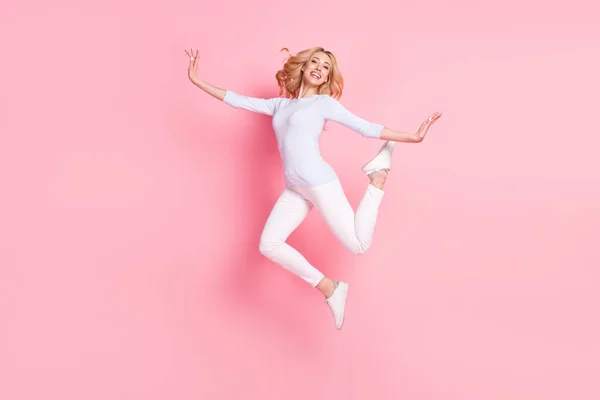 Foto em tamanho completo de atraente jovem alegre mulher saltar sorrisinho gracioso isolado no fundo cor-de-rosa — Fotografia de Stock