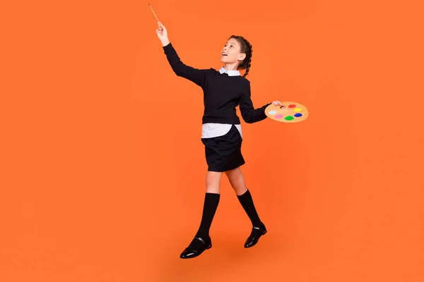 Teljes hossz testméret kilátás elég vidám álmodozó tizenéves lány ugrás rajz elszigetelt felett élénk narancs színű háttér — Stock Fotó