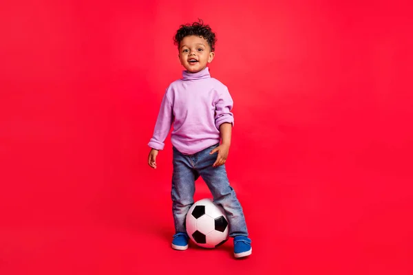 フル長いですボディサイズビューの魅力的な陽気preteen男サッカー試合パス絶縁上の明るい赤の色の背景 — ストック写真