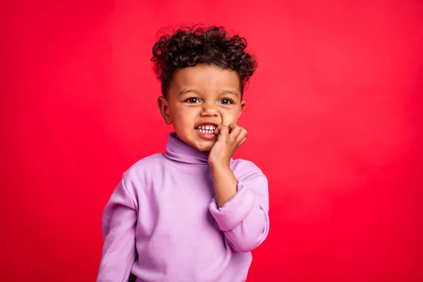Retrato de atractivo alegre divertido chico mordiendo las uñas esperando aislado sobre vibrante fondo de color rojo —  Fotos de Stock