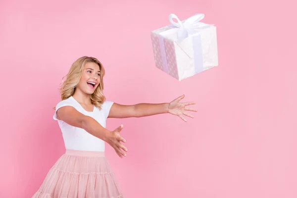 Profilo foto laterale di giovane ragazza felice sorriso positivo cattura regalo scatola sorpresa celebrazione isolato su sfondo di colore pastello — Foto Stock