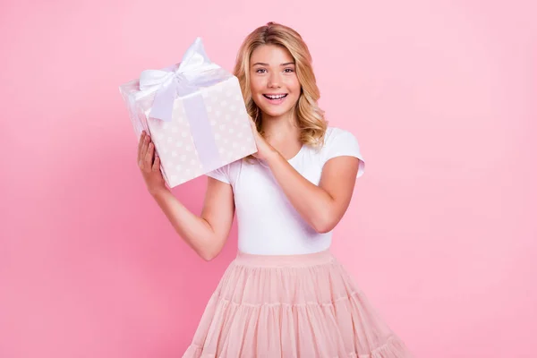 Foto de la joven feliz sonrisa positiva caja de regalo sacudida curiosa conseguir celebración de cumpleaños aislado sobre fondo de color pastel —  Fotos de Stock