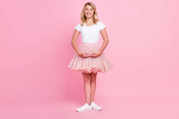 Foto de corpo inteiro de jovem atraente menina feliz sorriso positivo posando bailarina isolado sobre fundo de cor pastel — Fotografia de Stock