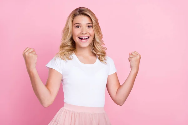 Фото молодой девушки счастливой позитивной улыбкой радуются победе удачный успех изолирован над розовым цветом фона — стоковое фото