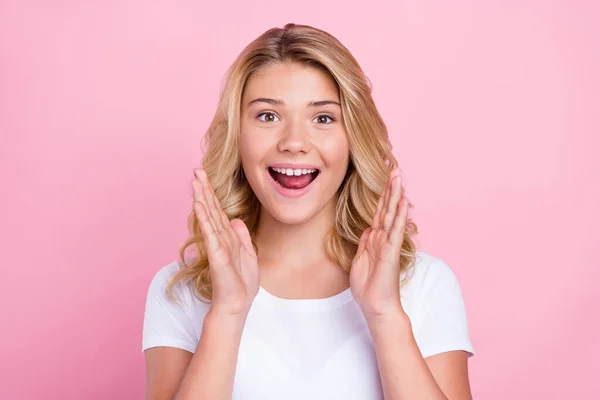 Foto van jong meisje gelukkig positieve glimlach verbaasd geschokt omg wow verkoop informatie geïsoleerd over roze kleur achtergrond — Stockfoto