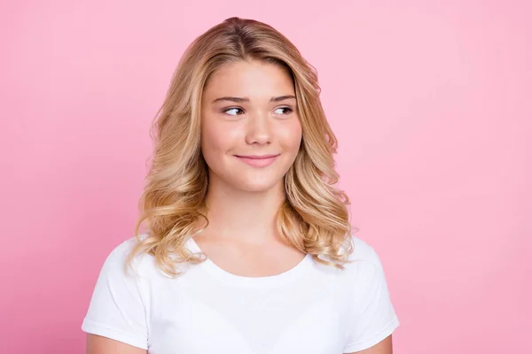 Fotografie mladé atraktivní dívka šťastný pozitivní úsměv zvědavý vzhled prázdný prostor izolované přes růžové barvy pozadí — Stock fotografie