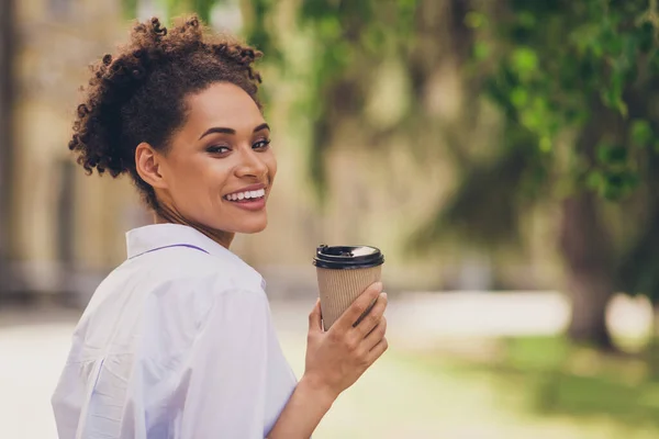 Adatlap side photo of young attractive african woman happy positive smile drink ital kávé pihenés relax hétvégi séta park — Stock Fotó