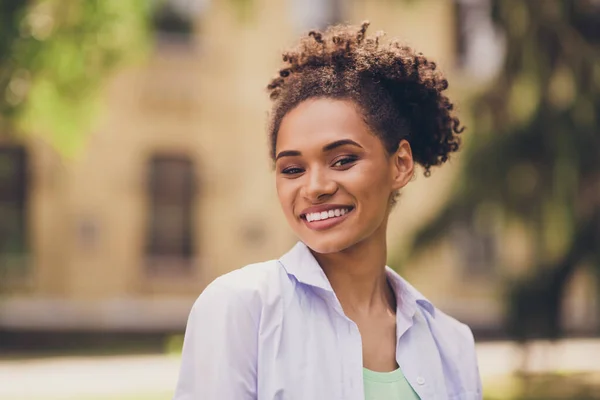 Photo of charming dark skin szczęśliwa kobieta uśmiech dobry nastrój edukacja kampus cieszyć się na świeżym powietrzu poza miastem — Zdjęcie stockowe