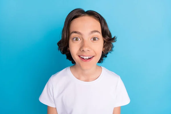 Foto retrato estudante sorrindo surpreso olhando animado em branco t-shirt isolado pastel azul cor fundo — Fotografia de Stock