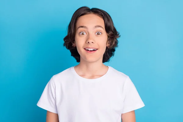 Photo portrait schoolboy smiling amazed excited in white t-shirt isolated pastel blue color background — Stock Photo, Image