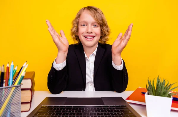 Portret pozytywnego przystojnego chłopca mówiącego online edukacja odległość nauka kwarantanna izolowana na żółtym tle — Zdjęcie stockowe