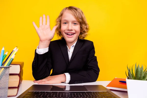 Portret uśmiechniętego ucznia pokaż rękę cześć pozdrowienia o odległości lekcji online uczyć się izolowane na żółtym tle koloru — Zdjęcie stockowe