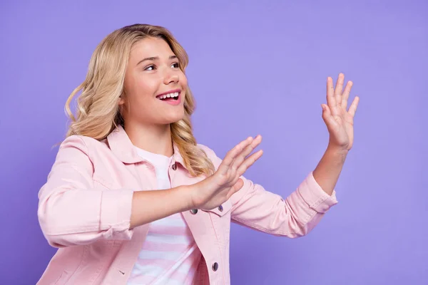 Profiel portret van vrolijke vredige persoon kijken lege ruimte koelen geïsoleerd op violette kleur achtergrond — Stockfoto
