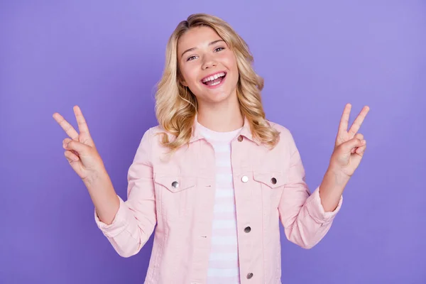 Porträt einer unbeschwerten, fröhlichen Person mit zwei Händen demonstriert V-Zeichen isoliert auf violettem Hintergrund — Stockfoto