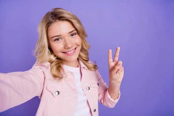 Ritratto di persona positiva allegra fare selfie dita mostrano v-segno sorriso dentato isolato su sfondo di colore viola — Foto Stock