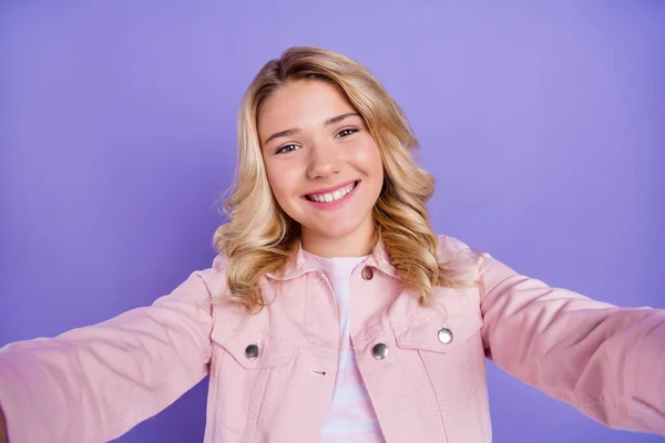 Foto de encantadora colegiala bonita usar ropa rosa grabación video sonriendo aislado color violeta fondo —  Fotos de Stock