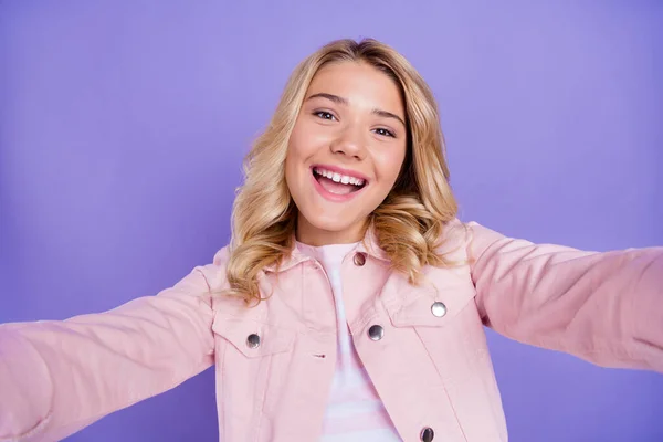 Retrato de sincero feliz adolescente menina fazer selfie sorriso dental isolado no fundo cor violeta pastel — Fotografia de Stock