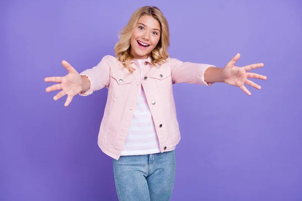 Foto de adorable adolescente alegre levantar las manos a la cámara que sonrisa dentada aislado en el fondo de color púrpura —  Fotos de Stock