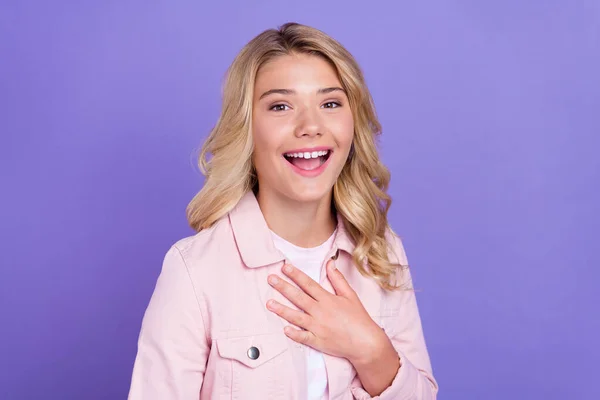 Portret van tevreden dolblij tiener arm op borst stralende glimlach kijk camera geïsoleerd op violette kleur achtergrond — Stockfoto