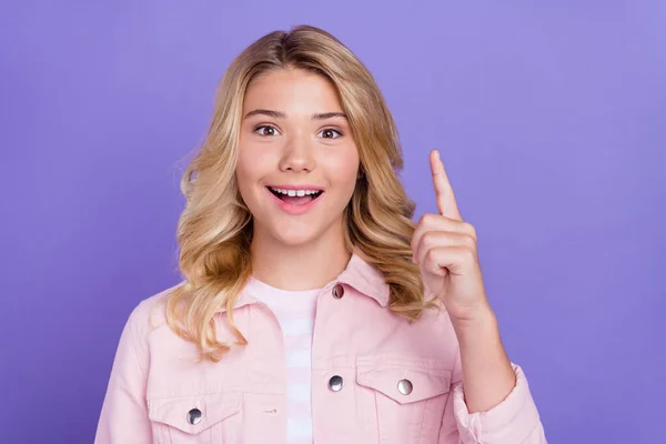 Retrato de persona excitada señalando el dedo excelente sonrisa dentada mira cámara aislada sobre fondo de color violeta — Foto de Stock