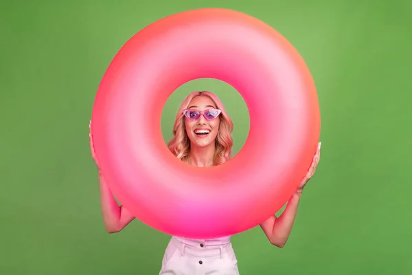 Foto van vrolijke opgewonden aantrekkelijke vrouw genieten zomer vakantie gluren door water cirkel geïsoleerd op groene kleur achtergrond — Stockfoto