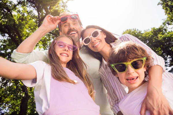 Auto-retrato de família adorável alegre atraente passar tempo livre se divertindo no ar fresco dia ensolarado férias ao ar livre — Fotografia de Stock