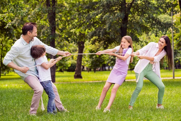 Comprimento total do corpo tamanho vista de família despreocupada alegre atraente jogando jogo se divertindo no ar fresco dia ensolarado ao ar livre — Fotografia de Stock