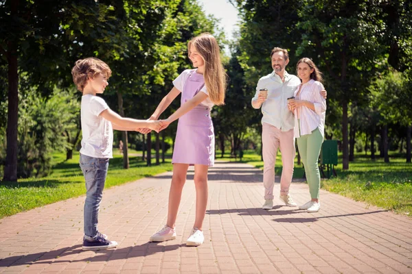 Comprimento total do corpo tamanho vista de atraente família alegre adoptiva passar tempo livre se divertindo andando ar fresco ao ar livre — Fotografia de Stock