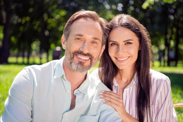 Retrato de duas pessoas atraentes afetuosas e alegres almas gêmeas desfrutando de bom tempo piquenique vida perfeita ao ar livre — Fotografia de Stock