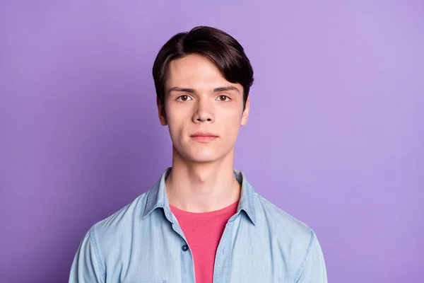 Foto von jungen Geschäftsmann ernst zuversichtlich Blick konzentriert isoliert über violetten Farbhintergrund — Stockfoto