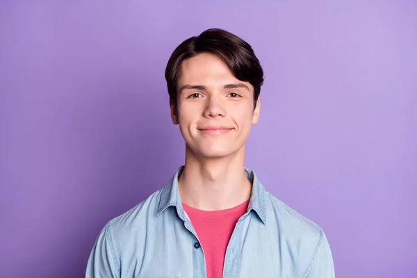 Zdjęcie młodego przystojnego mężczyzny szczęśliwy pozytywny uśmiech pewny inteligentny odizolowany nad fioletowym tle koloru — Zdjęcie stockowe