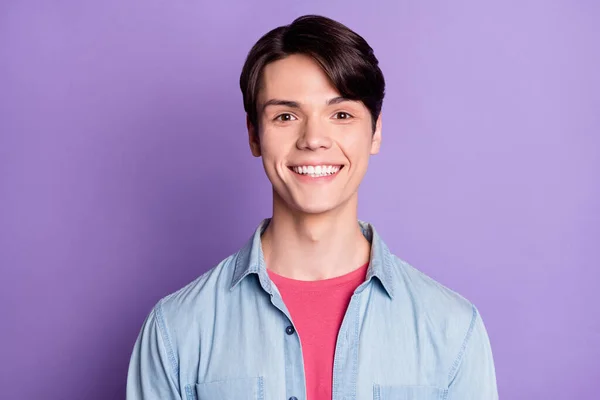 Photo of young cheerful man happy positive toothy smile dentist whitening ceramic isolated over violet color background — Stock Photo, Image
