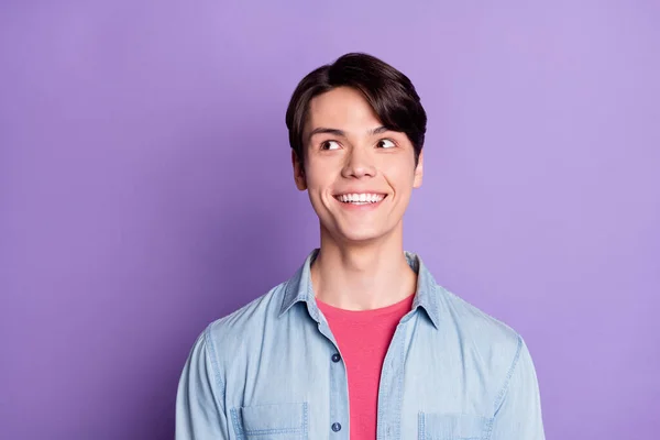 Foto de jovem animado cara feliz sorriso positivo curioso interessado olhar espaço vazio isolado sobre fundo cor violeta — Fotografia de Stock