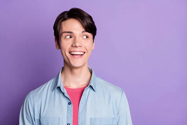 Foto von jungen aufgeregten Kerl glücklich positives Lächeln neugierig Traum suchen leeren Raum isoliert über violetten Farbhintergrund — Stockfoto