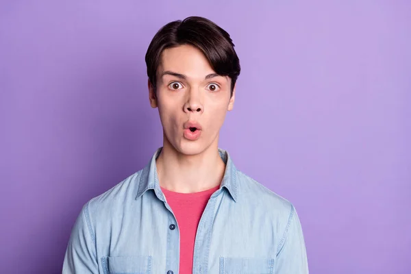 Foto de un joven sorprendido sorprendido estupor noticias falsas novedad aislado sobre fondo de color violeta — Foto de Stock