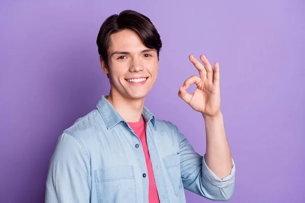 Foto von jungen Kerl glücklich positives Lächeln zeigen okey perfekte große Zeichen Entscheidung isoliert über violette Farbe Hintergrund — Stockfoto