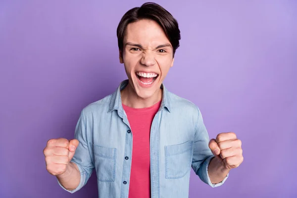 Foto di giovane ragazzo felice sorriso positivo gioire vincere vittoria estatica stupito isolato su sfondo di colore viola — Foto Stock